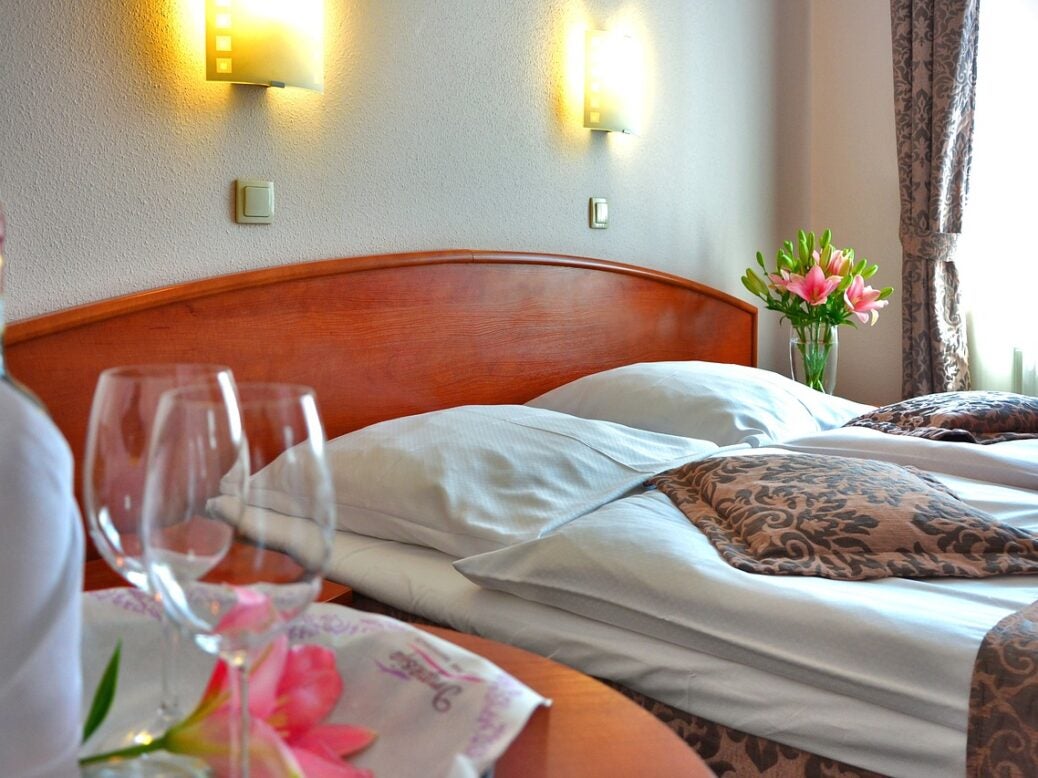 hotel-room-1261900_1280